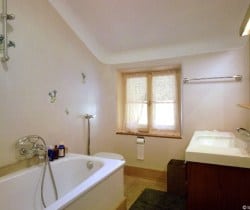 Chalet Tofana: Master suite bathroom