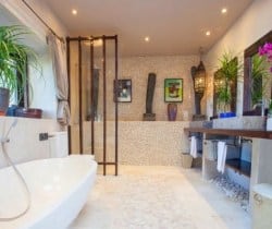 Villa Mukini: Bathroom