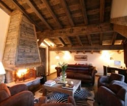 Chalet Paris: Fireplace