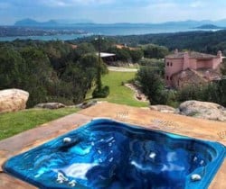 Villa Mariane: Outdoor Jacuzzi