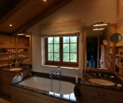 Chalet Muragl: Master bathroom