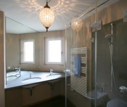 Chalet Apartment Silketh: Shower room