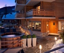 Chalet King: Terrace anda entrance