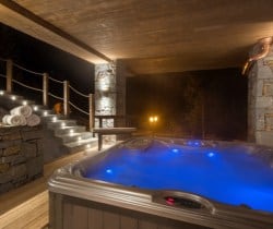 Chalet-Rhodos-Outdoor-hot-jacuzzi