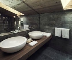 Chesa Tara: Bathroom